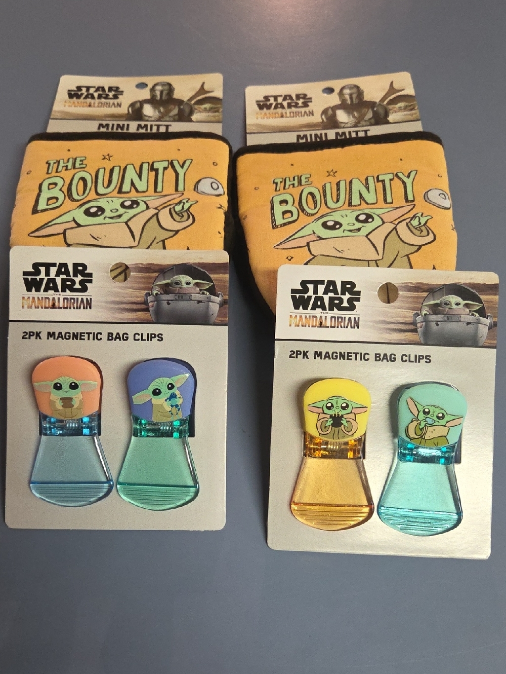 Star Wars Mandilorian Oven Mitts And Bag Clips